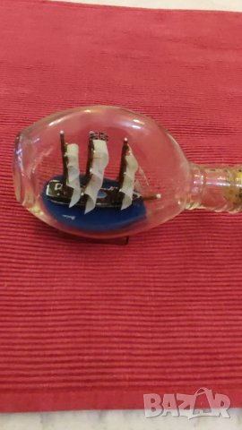 Стар сувенир кораб в бутилка. 