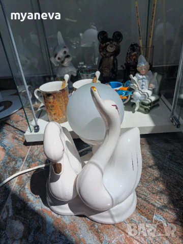 Порцеланова, стара настолна лампа с влюбени лебеди от СОЦА. , снимка 6 - Настолни лампи - 50674178