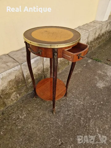 Чудесна антикварна френска дървена масичка с бронзов обков , снимка 5 - Антикварни и старинни предмети - 49063788