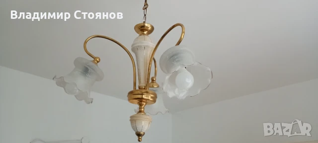 Елегантен винтидж полилей с три абажура – месинг и матово стъкло, снимка 2 - Полилеи - 50674378
