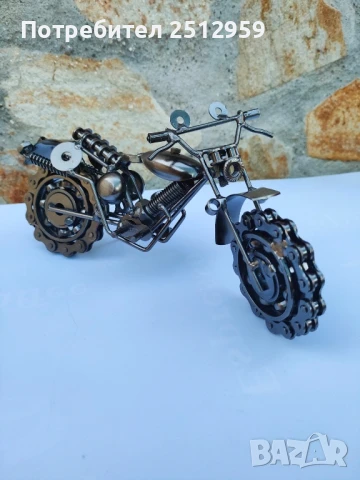 Метален мотоциклет, ръчно изработен от болтове и гайки