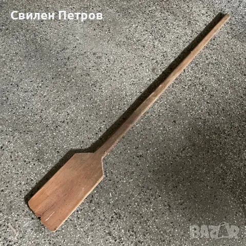 Дървена лопата и стара ножица