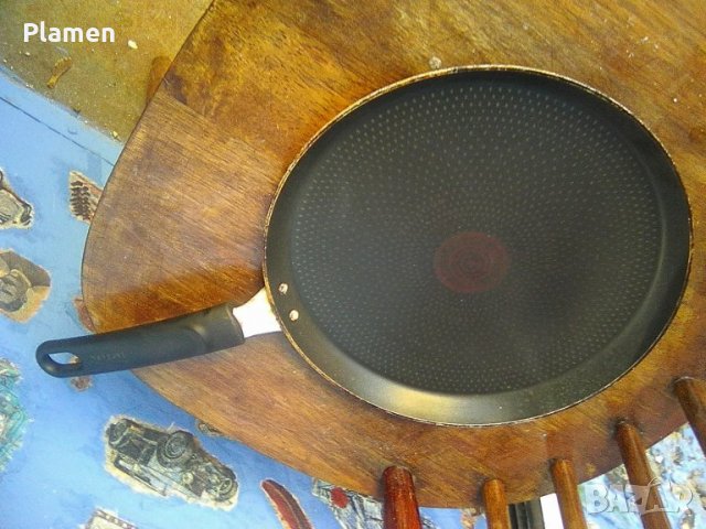 Лек тиган за палачинки с червена точка по средата за затопляне на фирма Тефал Франция, снимка 1