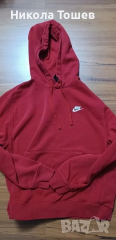 Продавам червено худи на Nike