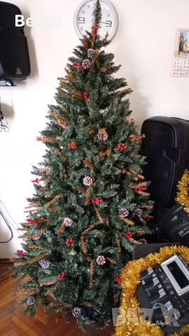Продавам изкуствена елха с височина около 2 метра