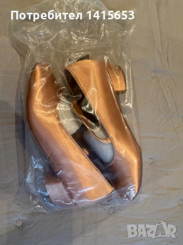 Продавам детски обувки за танци