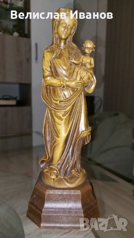 Статуетка на Богородица с Младенеца. Материал смола върху дървен постамент.