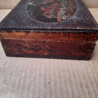 Стара дървена рисувана и пирографирана кутия, снимка 5 - Антикварни и старинни предмети - 37671532