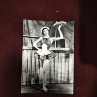 Картичка/снимка актрисата Лесли Карон, снимка 1 - Колекции - 43629357