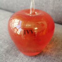 Декоративна стъклена ябълка марка IVV - Корал, снимка 1 - Статуетки - 44876794
