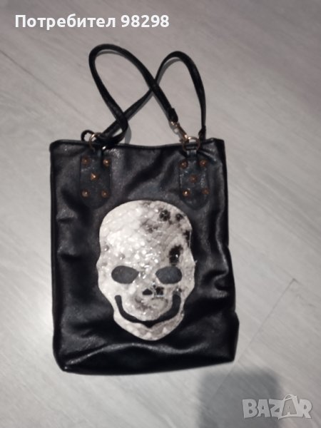 Дамска кожена чанта с череп и капси, снимка 1