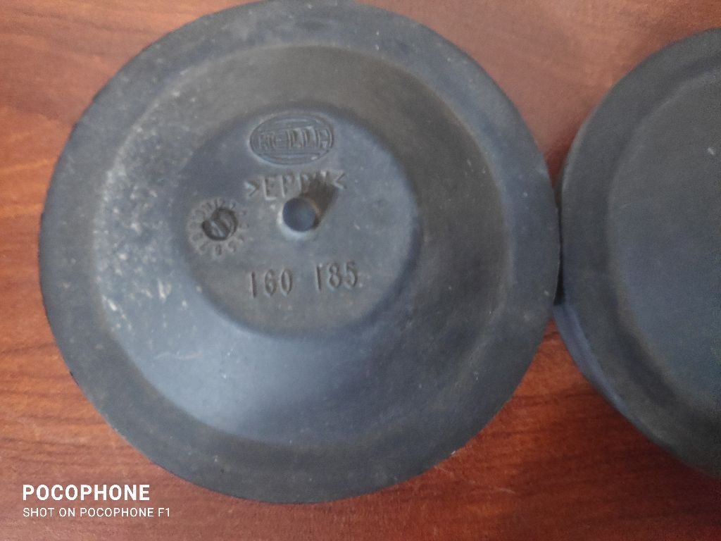 Продавам - 2 бр. гумени капачки за фар от Ваг групата в Аксесоари и  консумативи в гр. Бургас - ID34843197 — Bazar.bg