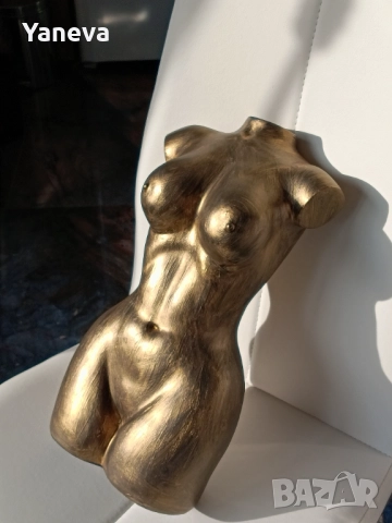 Скулптура на женски торс в елегантен златист цвят. , снимка 2 - Статуетки - 52829361