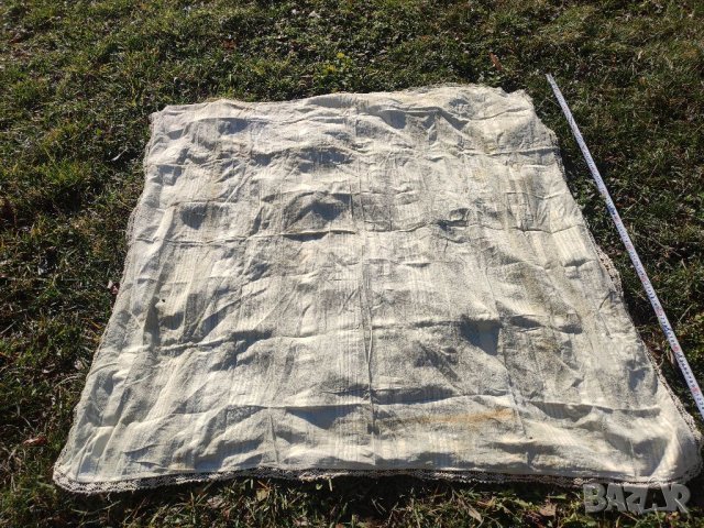 Продавам Стара покривка с дантела  Има множество петна и няколко скъсвания или протривания , снимка 3 - Антикварни и старинни предмети - 39292873