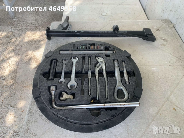 Продавам резервна гума тип патерица за Мерцедес S класа +крик и оригинални инструменти, снимка 9 - Гуми и джанти - 52444526