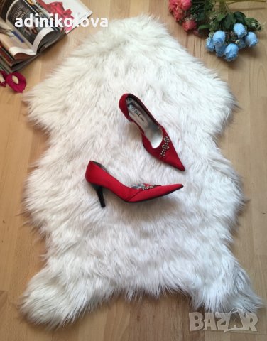 Червени сатенени обувки