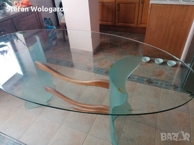 Трапеза, голяма, италианска стъклена маса с размери 2 м х1, 1м.