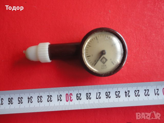 Страхотен бакелитов манометър за гуми на Трабант GDR