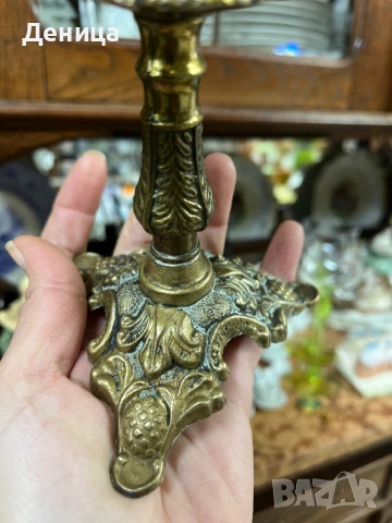 Двойка свещници с богата орнаментика Месинг или бронз Усещат се тежки и стоят масивно , снимка 4 - Декорация за дома - 53050696