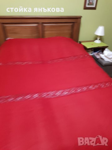 Продавам вълнена тъмно червена покривка за легло с ръчно плетена дантела  , снимка 4 - Покривки за легло - 35041732