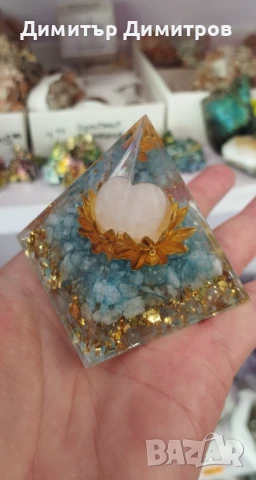 Пирамиди оргонит с аквамарин и златни люспи. Идея за подарък, снимка 3 - Ръчно изработени сувенири - 50604119