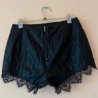 H&M Черни къси кожени панталонки с дантела и цип 38 размер 🖤, снимка 3 - Къси панталони и бермуди - 44004377