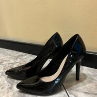 Лачени черни токчета, снимка 2 - Дамски обувки на ток - 43380903