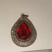 Сребърна висулка с червен камък , снимка 1 - Колиета, медальони, синджири - 38523383