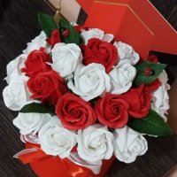 Луксозна кутия с трийсет и една сапунени роза за абитуриенти или абсолвенти , снимка 4 - Подаръци за жени - 40416895