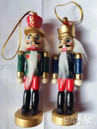 Лешникотрошачката - сувенир от дърво Украшение за елха Стои и в изправено положение Лешникотрошачка, снимка 1