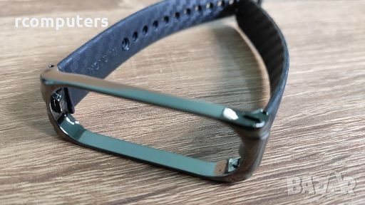 Каишка за Xiaomi MI Band 4 силикон и метал, снимка 1 - Смарт гривни - 28395899