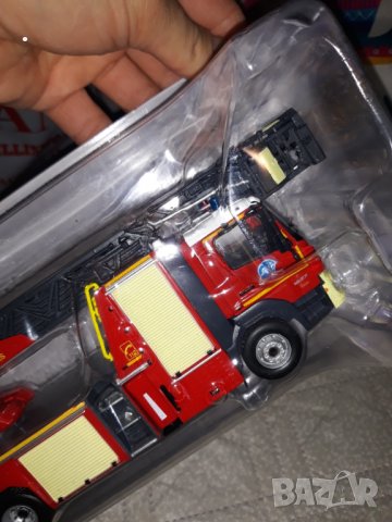 Mercedes Benz Пожарна  във  1.43  мащаб. , снимка 4 - Колекции - 34939487