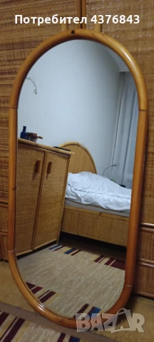 Продавам огледало с дървена рамка за антре или спалня.