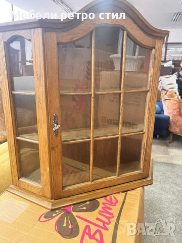 Красива дървена витрина от масивно дърво със стъклена вратичка и елегантна горна извивка., снимка 2 - Декорация за дома - 52391974