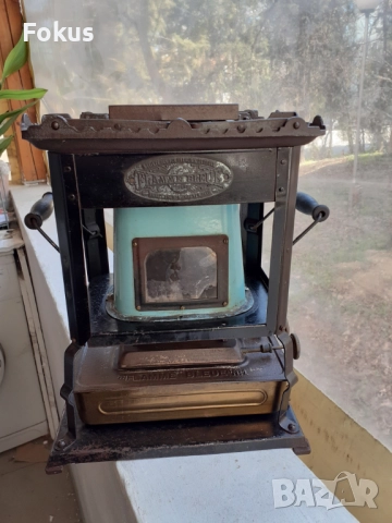 Колекционерска стара френска петролна печка