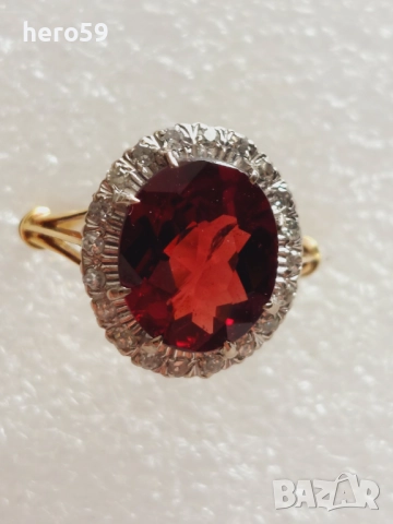 Съвременен дамски златен пръстен 18к с прекрасен гранат и диаманти.Има и сертификат , снимка 3 - Пръстени - 51484845