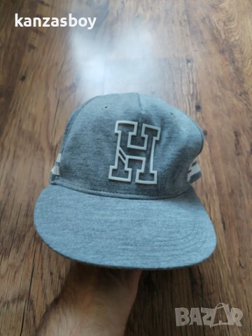  tommy hilfiger - страхотна шапка , снимка 2 - Шапки - 50690352