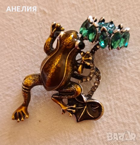 Брошка с полускъпоценни камъни и емайл 