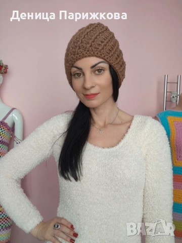 Ръчно плетена релефна шапка „Стела“ с подвижен пухкав помпон, снимка 14 - Шапки - 52593633