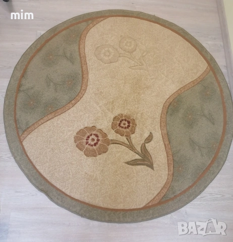 Красив кръгъл килим