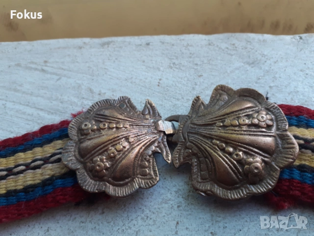 Плетен вълнен колан с малки бронзови пафти за носия - детски