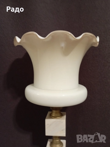 Красива мраморна лампа с бял стъклен абажур, снимка 3 - Настолни лампи - 52772279