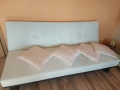 Разтегателен диван с бяла изкуствена кожа, снимка 1