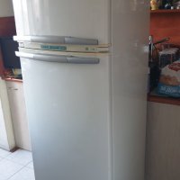 Продавам голям Хладилник WHIRLPOOL ARG 773 с горна камера - NO FROST