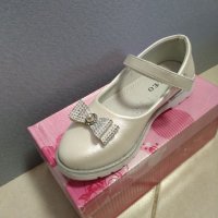 Елегантни бели пантофки с панделка отпред  , снимка 1 - Детски обувки - 32864009