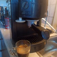 Кафе машина Делонги с ръкохватка с крема диск, работи отлично и прави хубаво кафе с каймак , снимка 2 - Кафемашини - 38460676