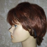 Качествена къса перука с бретон кестеняво с червеникав оттенък , снимка 2 - Аксесоари за коса - 42998561
