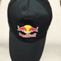 Черна шапка с цветно лого Ред Бул Red Bull, снимка 1 - Аксесоари и консумативи - 38738426
