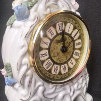 Красив порцеланов часовник, снимка 1 - Антикварни и старинни предмети - 32923472