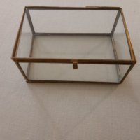Кутия за бижута от метал и стъкло , снимка 1 - Антикварни и старинни предмети - 43482303